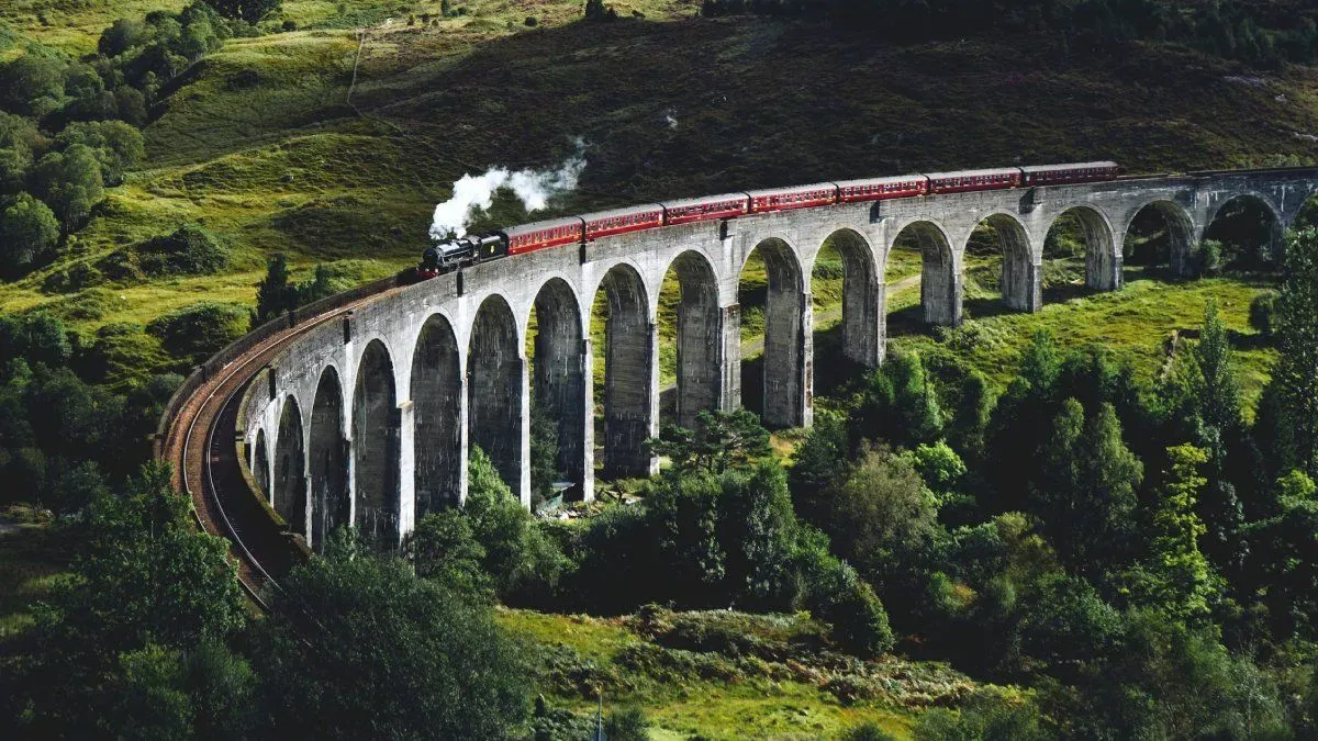 Знаменитий віадук у шотландському седищі Гленфіннан / Джерело: unsplash